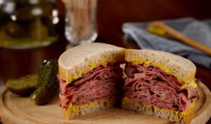 Plat typique du Canada : le sandwich à la viande fumée